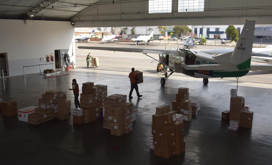 Saúde inicia distribuição de mais de 400 mil vacinas contra a Covid-19