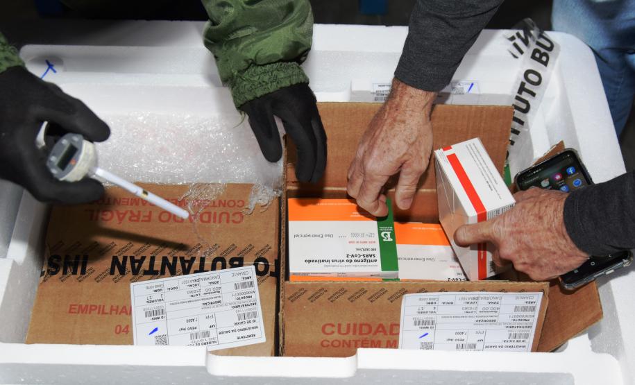 Mais 67,6 mil vacinas contra a Covid-19 chegam ao Paraná