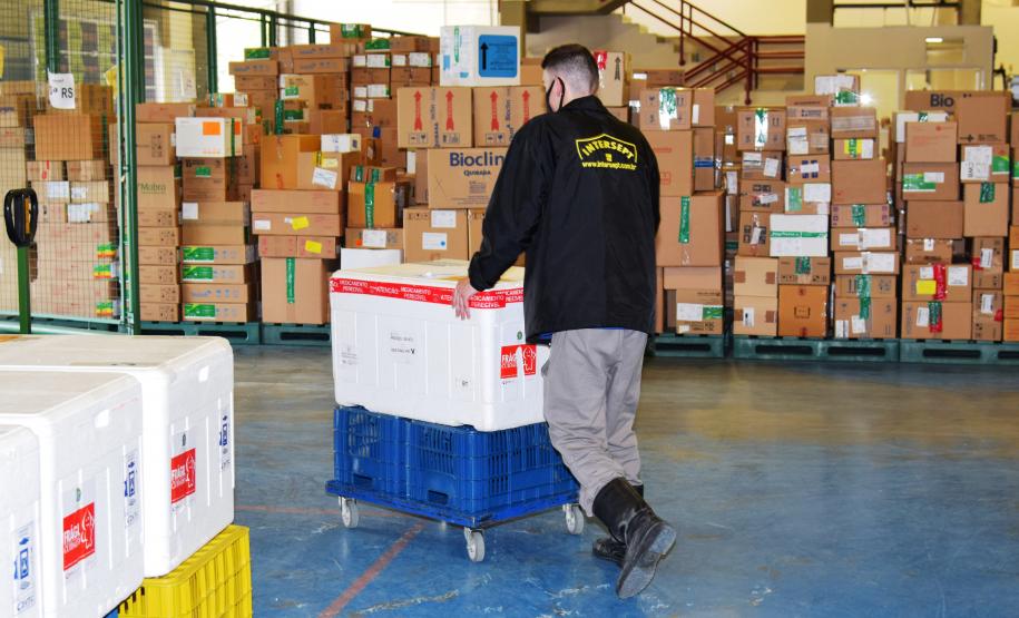 Governo inicia distribuição de mais 212 mil vacinas contra a Covid-19; veja a divisão