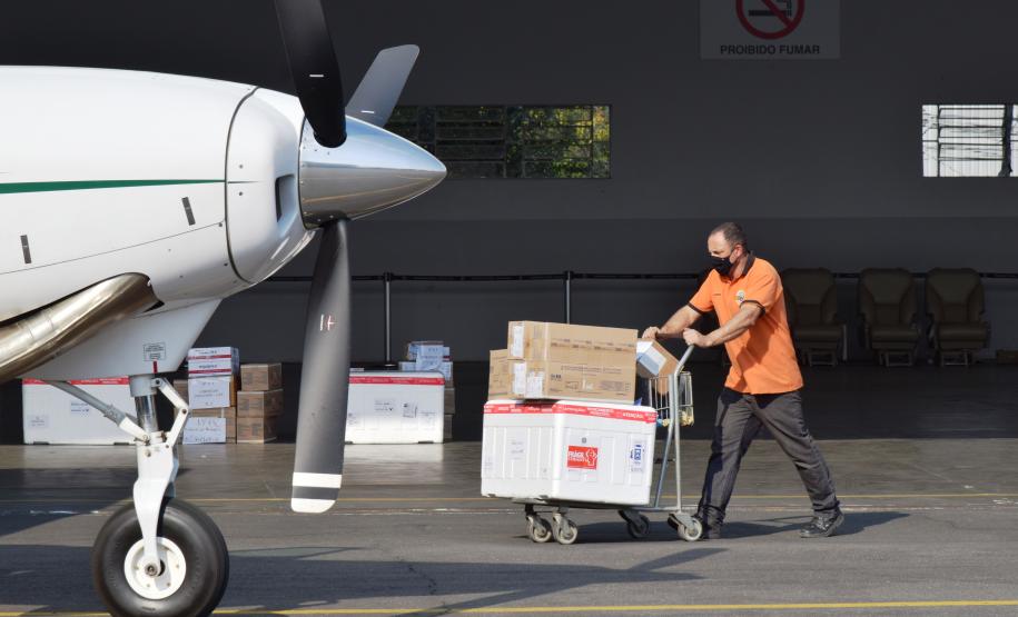 Governo inicia distribuição de mais 212 mil vacinas contra a Covid-19; veja a divisão