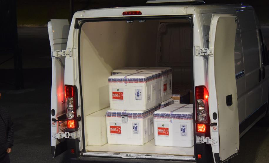 Novo lote com 114 mil vacinas contra a Covid-19 chega ao Paraná