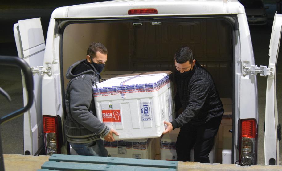 Novo lote com 114 mil vacinas contra a Covid-19 chega ao Paraná