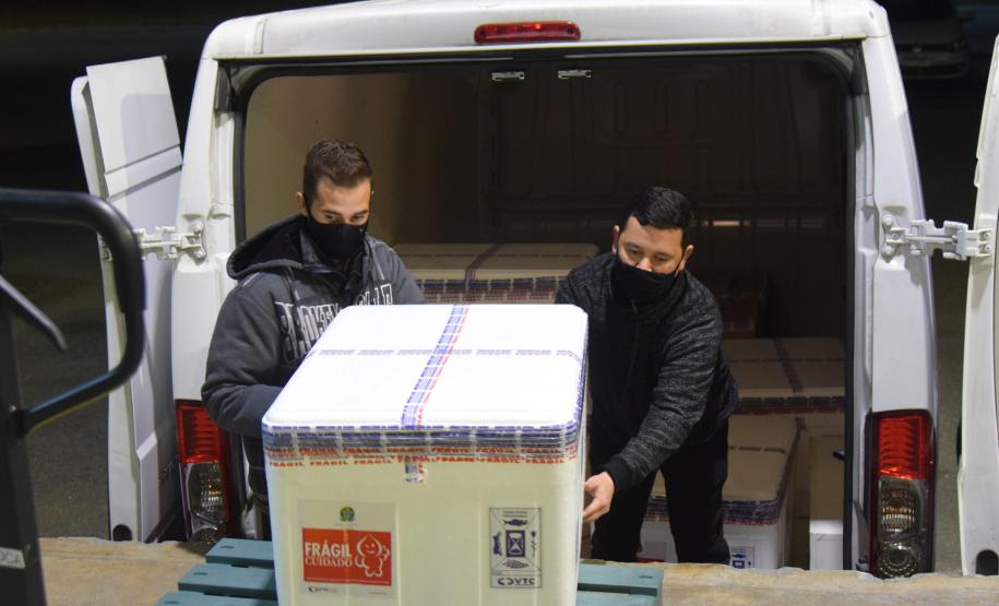 Novo lote com 114 mil vacinas contra a Covid-19 chega ao Paraná