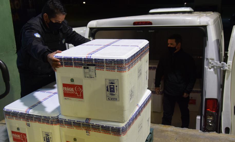 Novo lote com 114 mil vacinas contra a Covid-19 chega ao Paraná