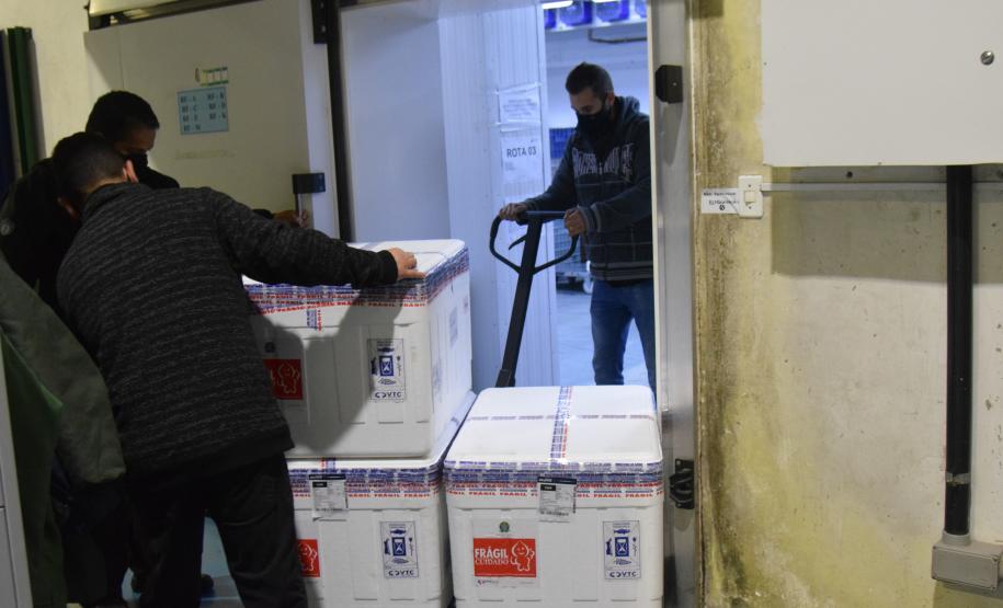 Novo lote com 114 mil vacinas contra a Covid-19 chega ao Paraná