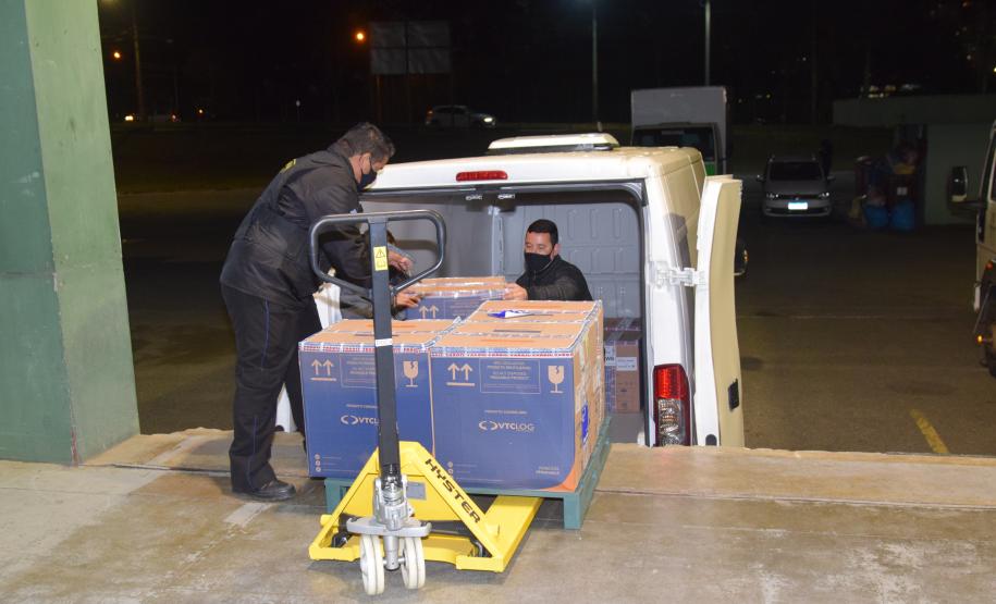 Novo lote com 114 mil vacinas contra a Covid-19 chega ao Paraná