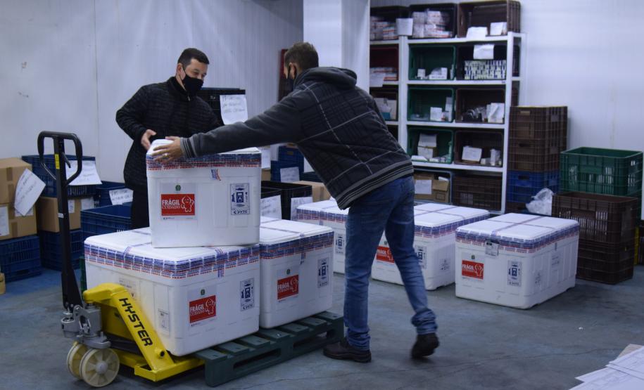 Novo lote com 114 mil vacinas contra a Covid-19 chega ao Paraná