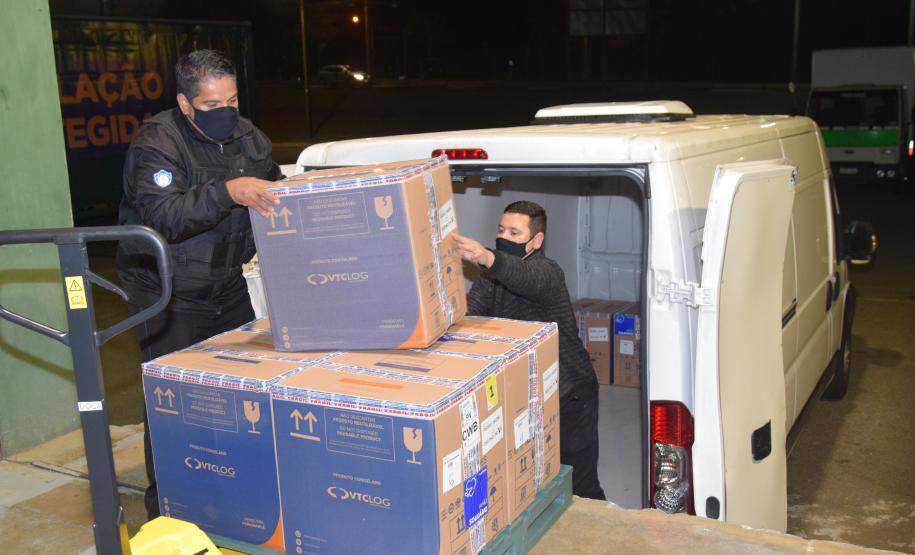 Novo lote com 114 mil vacinas contra a Covid-19 chega ao Paraná