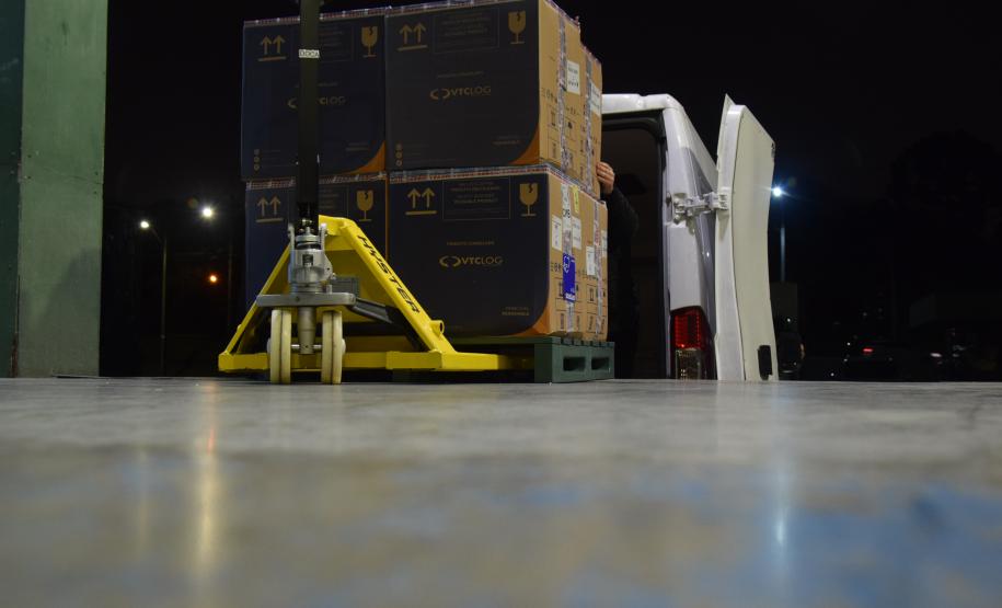 Novo lote com 114 mil vacinas contra a Covid-19 chega ao Paraná