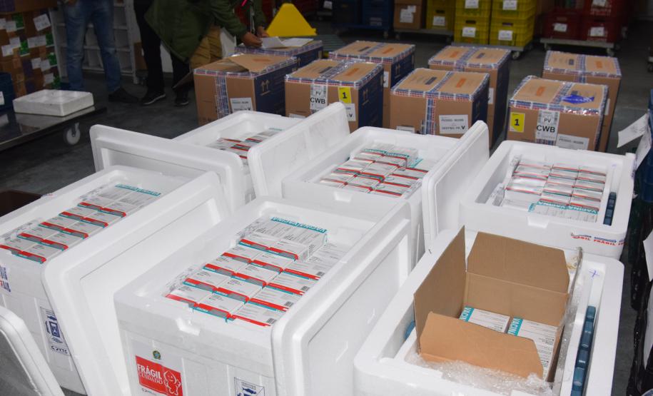 Novo lote com 114 mil vacinas contra a Covid-19 chega ao Paraná