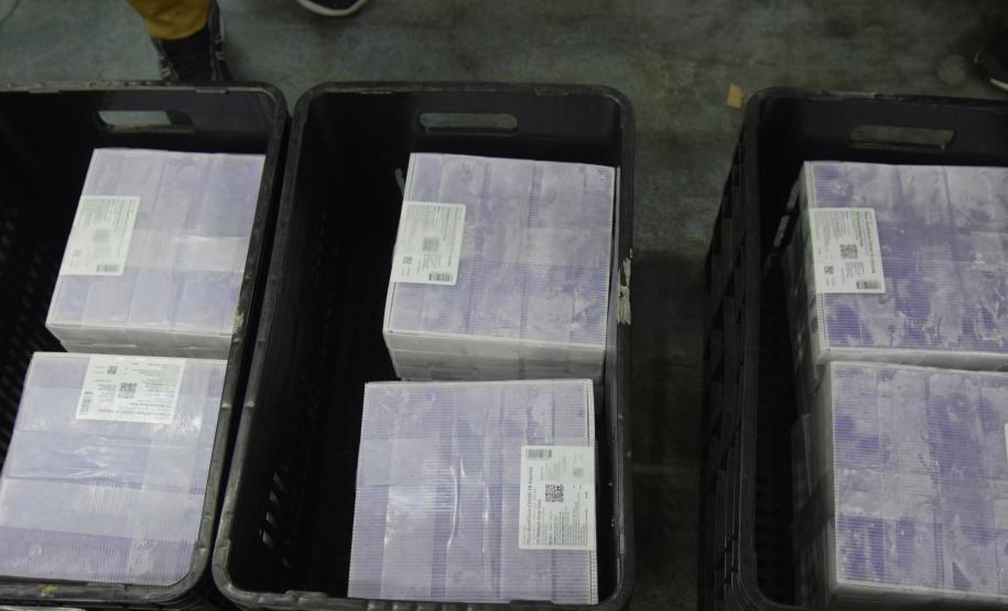 Novo lote com 114 mil vacinas contra a Covid-19 chega ao Paraná