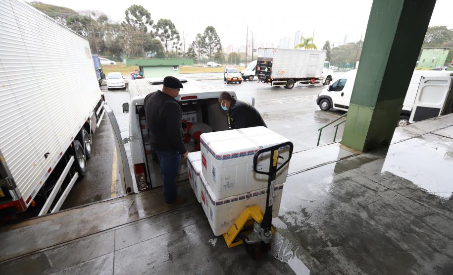 Paraná recebe mais 191,4 mil vacinas contra a Covid-19; distribuição começa no sábado