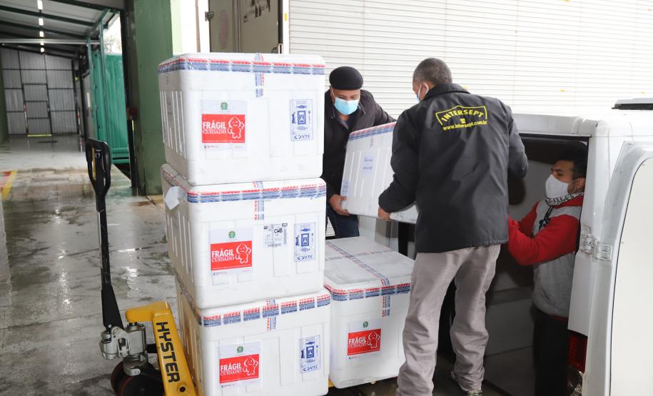 Paraná recebe mais 191,4 mil vacinas contra a Covid-19; distribuição começa no sábado