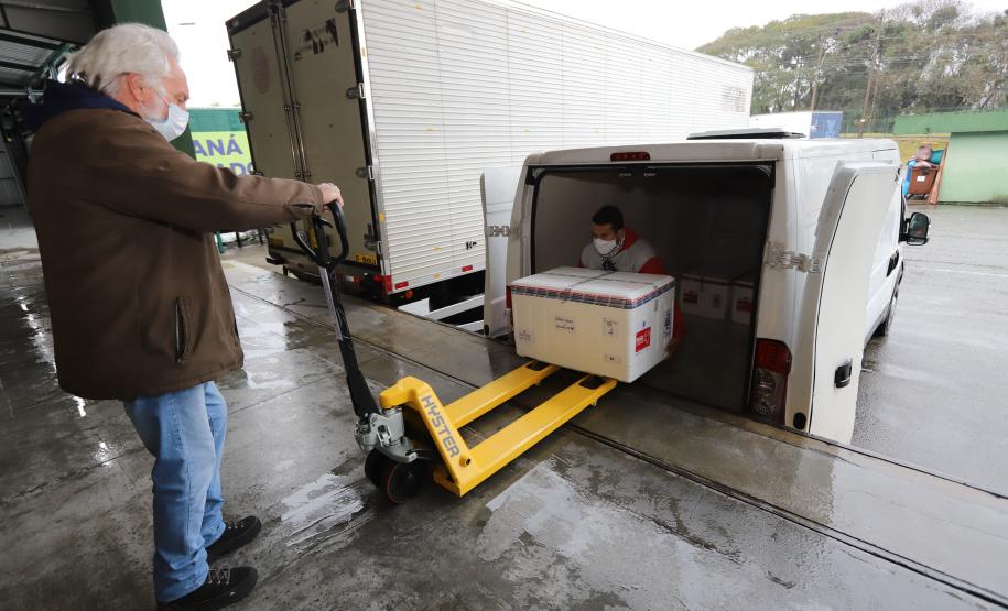 Paraná recebe mais 191,4 mil vacinas contra a Covid-19; distribuição começa no sábado