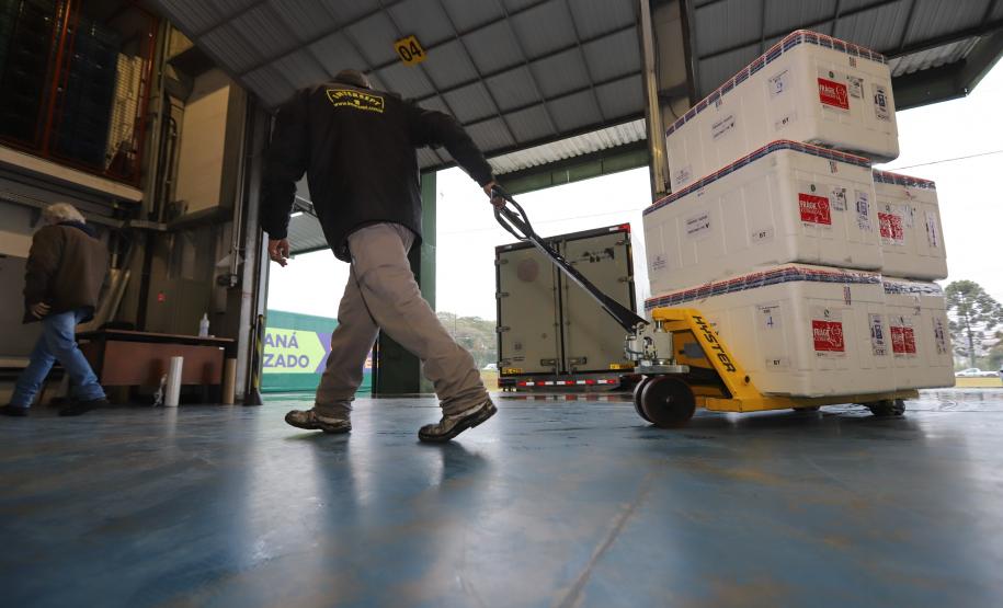 Paraná recebe mais 191,4 mil vacinas contra a Covid-19; distribuição começa no sábado