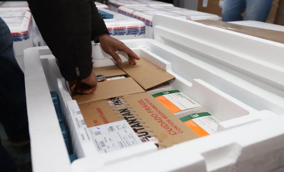 Paraná recebe mais 191,4 mil vacinas contra a Covid-19; distribuição começa no sábado
