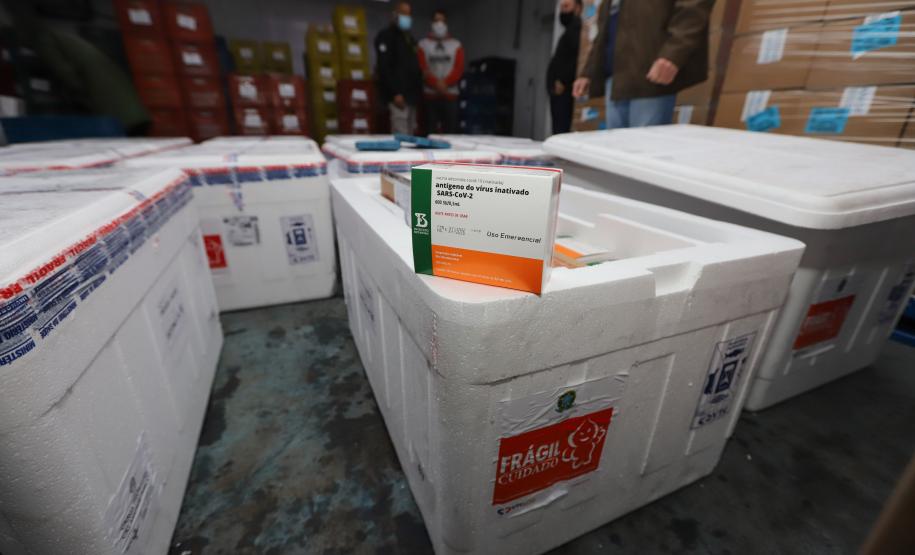 Paraná recebe mais 191,4 mil vacinas contra a Covid-19; distribuição começa no sábado
