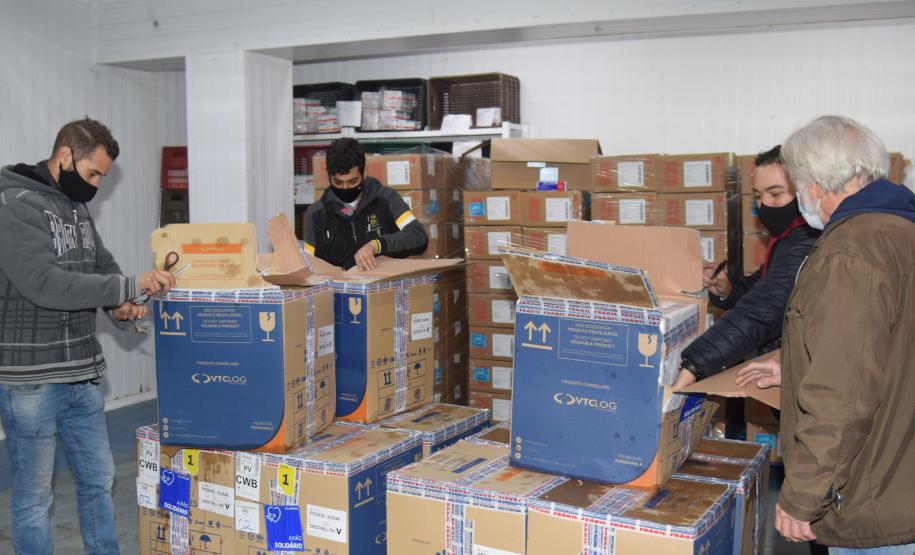 Paraná recebe mais 191,4 mil vacinas contra a Covid-19; distribuição começa no sábado