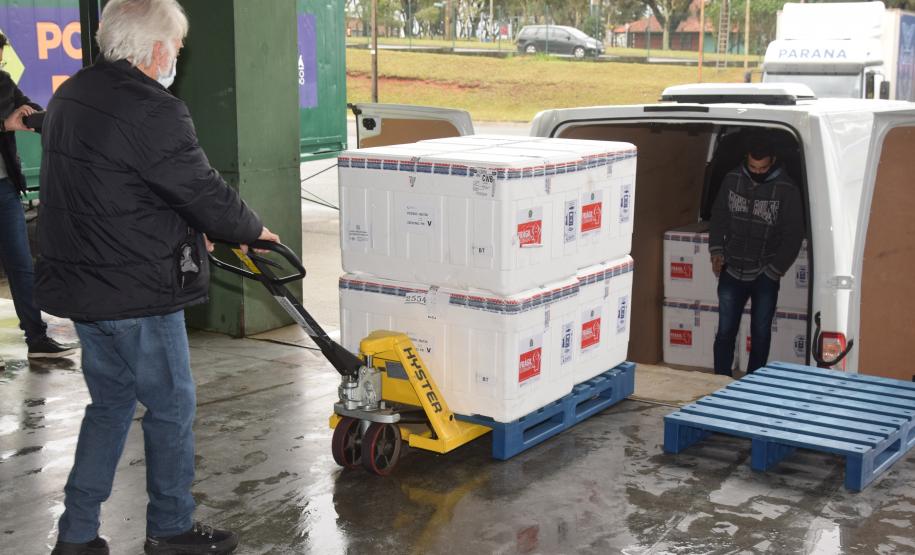 Mais 240,9 mil vacinas contra a Covid-19 chegam ao Paraná