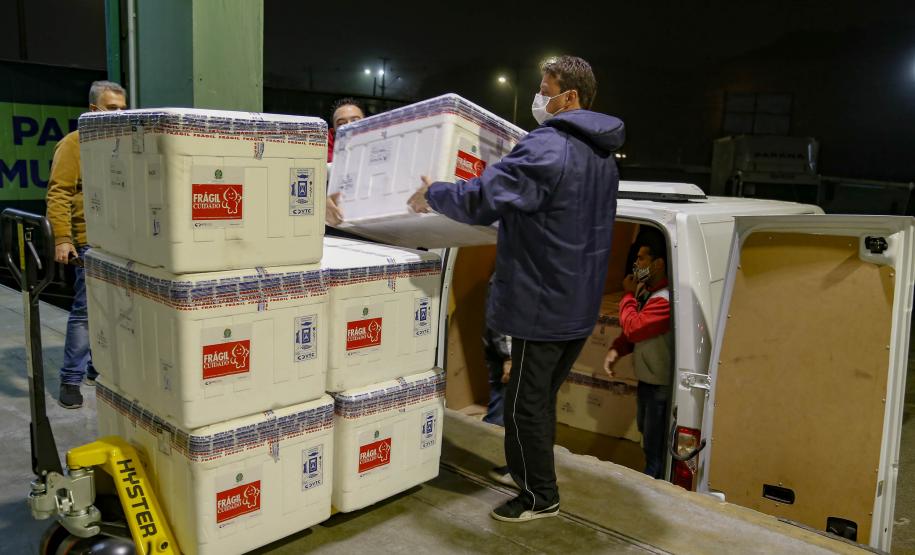 Paraná recebe mais 184.250 vacinas da AstraZeneca e completa 40ª pauta de entrega