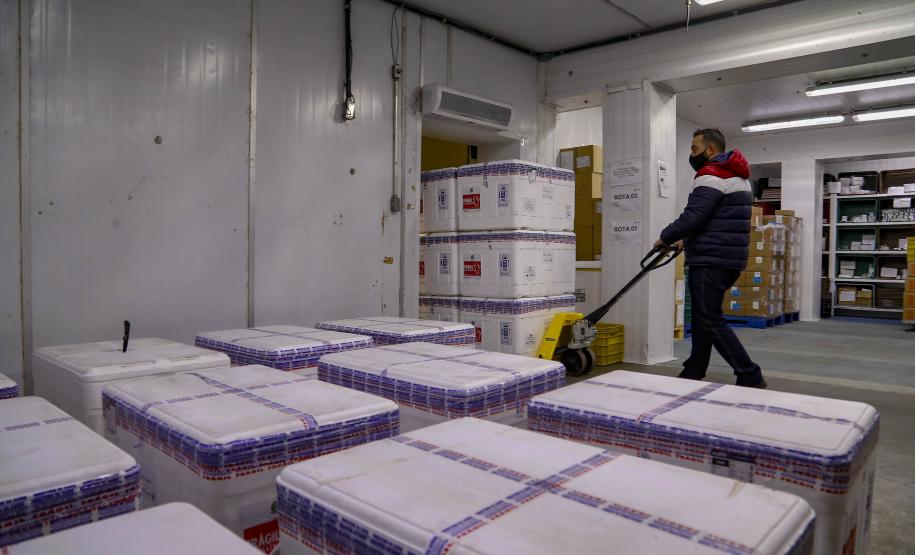 Paraná recebe mais 184.250 vacinas da AstraZeneca e completa 40ª pauta de entrega