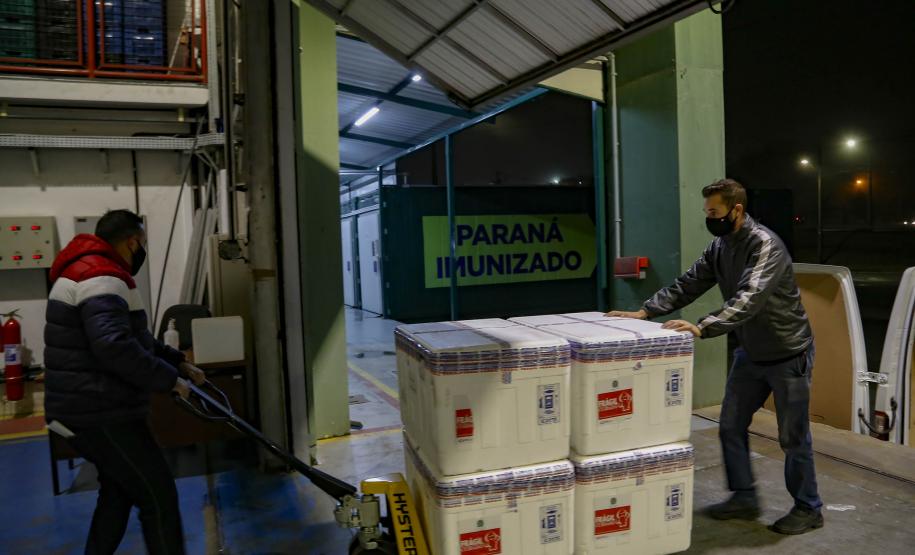 Paraná recebe mais 184.250 vacinas da AstraZeneca e completa 40ª pauta de entrega