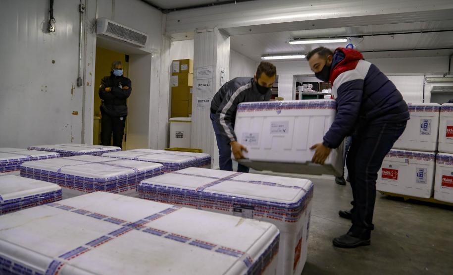 Paraná recebe mais 184.250 vacinas da AstraZeneca e completa 40ª pauta de entrega