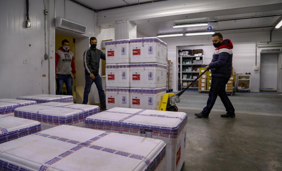 Paraná recebe mais 184.250 vacinas da AstraZeneca e completa 40ª pauta de entrega