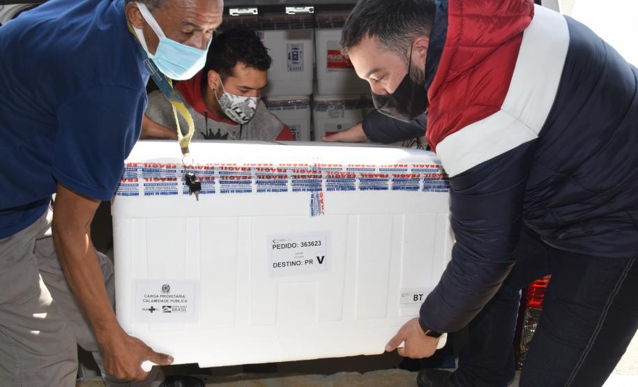 325.660 doses chegam ao Paraná e permitem avançar na imunização do público com mais de 18 anos