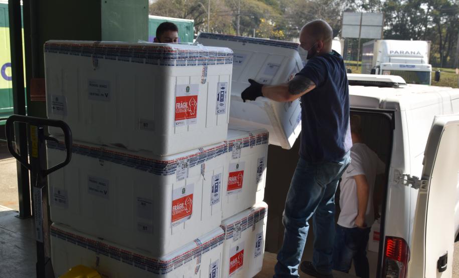 325.660 doses chegam ao Paraná e permitem avançar na imunização do público com mais de 18 anos