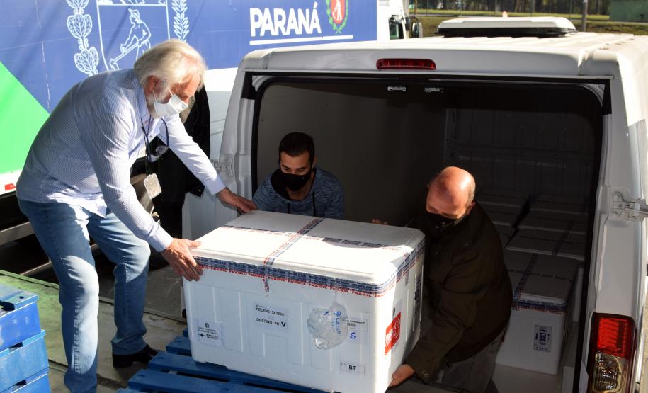 95,4 mil doses de vacinas contra Covid-19 chegam ao Paraná neste domingo