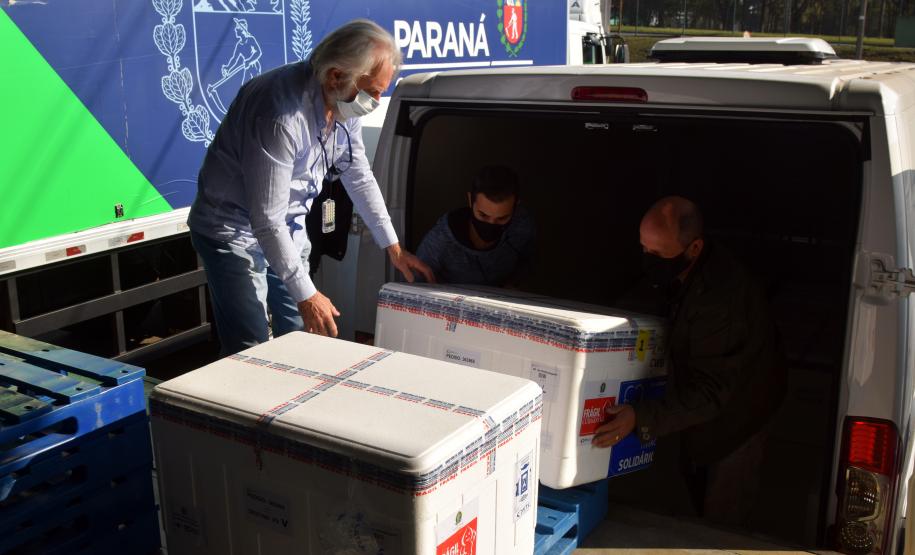95,4 mil doses de vacinas contra Covid-19 chegam ao Paraná neste domingo