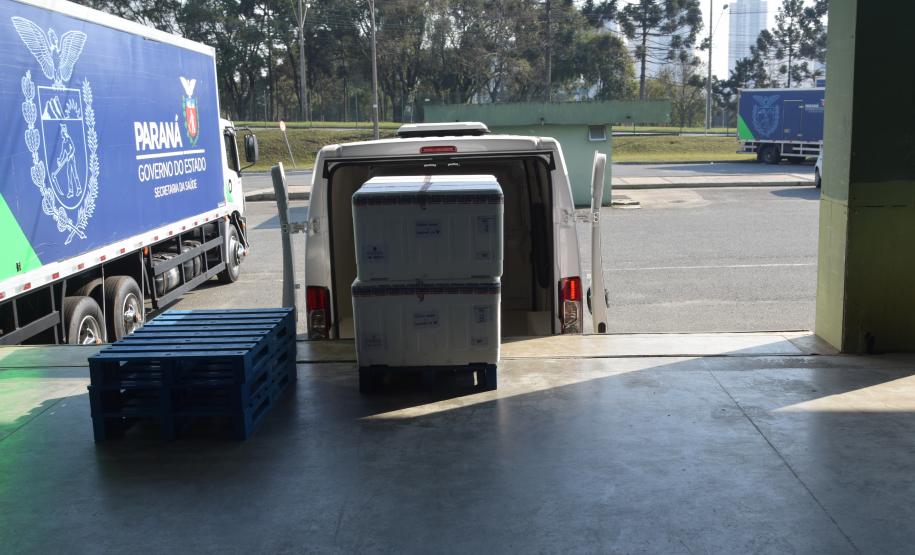 95,4 mil doses de vacinas contra Covid-19 chegam ao Paraná neste domingo