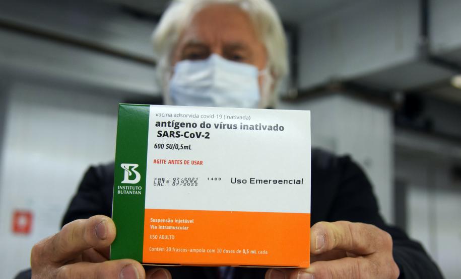 95,4 mil doses de vacinas contra Covid-19 chegam ao Paraná neste domingo