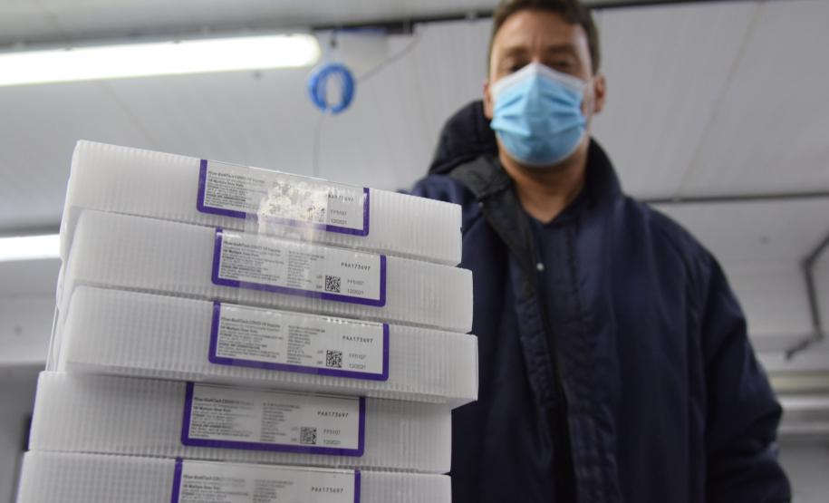 Paraná recebe 303 mil vacinas contra a Covid-19 nesta segunda-feira