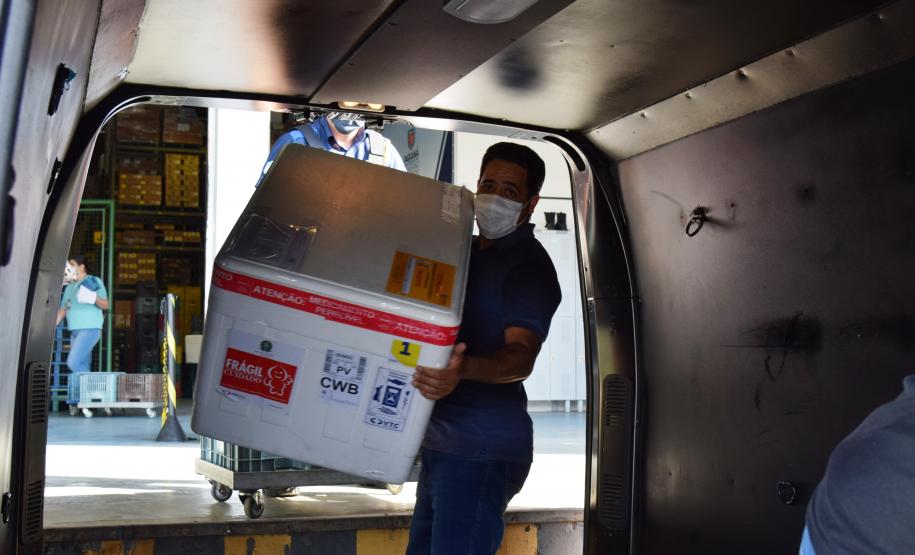 Paraná distribui nesta segunda-feira 223.268 doses de vacinas contra a Covid-19