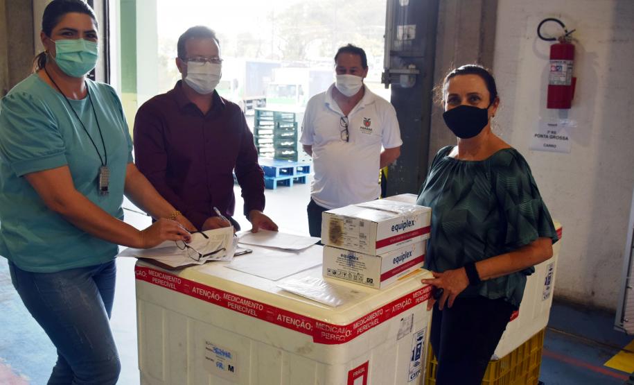 Paraná distribui nesta segunda-feira 223.268 doses de vacinas contra a Covid-19