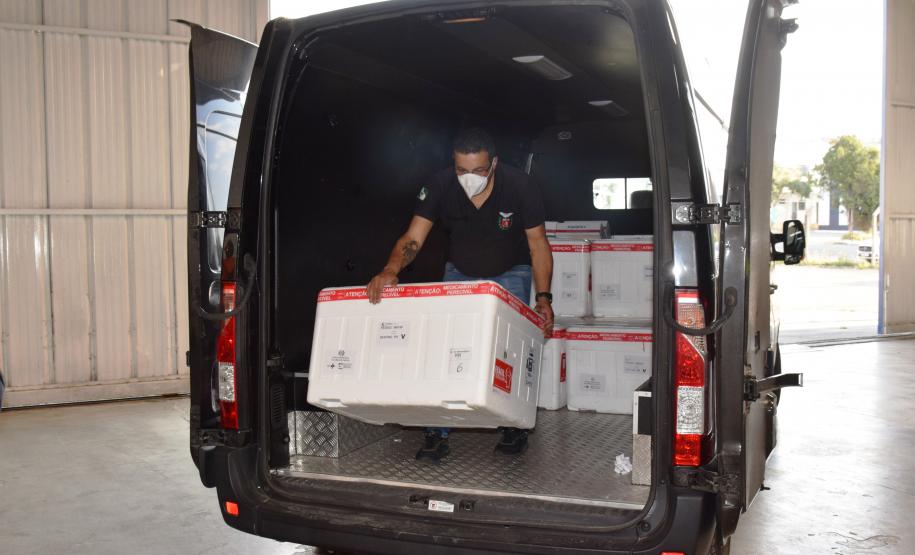 Paraná distribui nesta segunda-feira 223.268 doses de vacinas contra a Covid-19