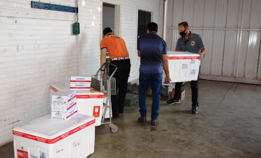 Paraná distribui nesta segunda-feira 223.268 doses de vacinas contra a Covid-19