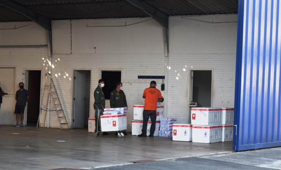 Paraná distribui nesta segunda-feira 223.268 doses de vacinas contra a Covid-19