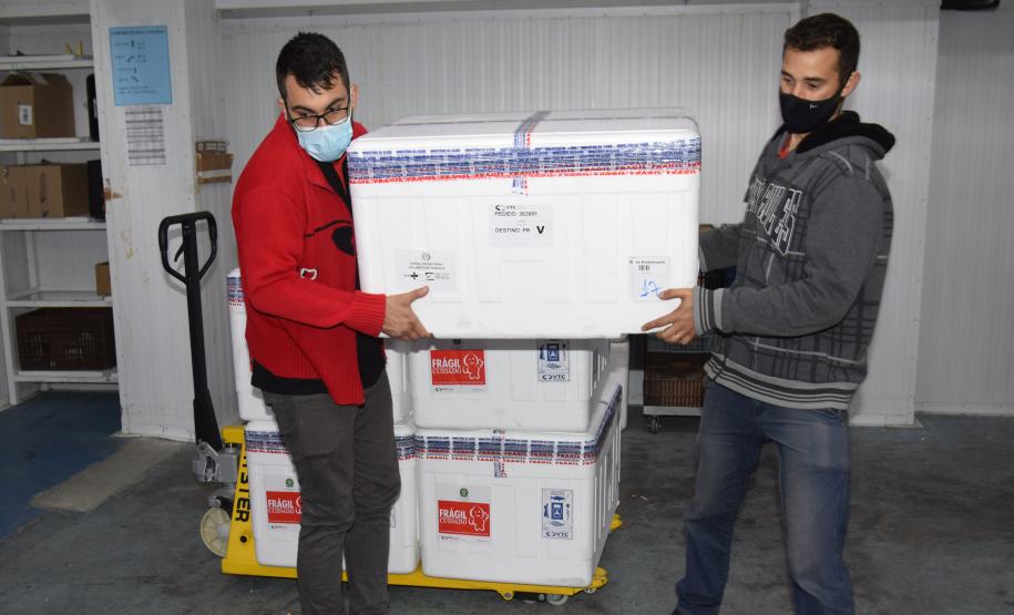 Estado recebe mais 232.250 vacinas contra a Covid-19; lote completa remessa de 435.290 doses