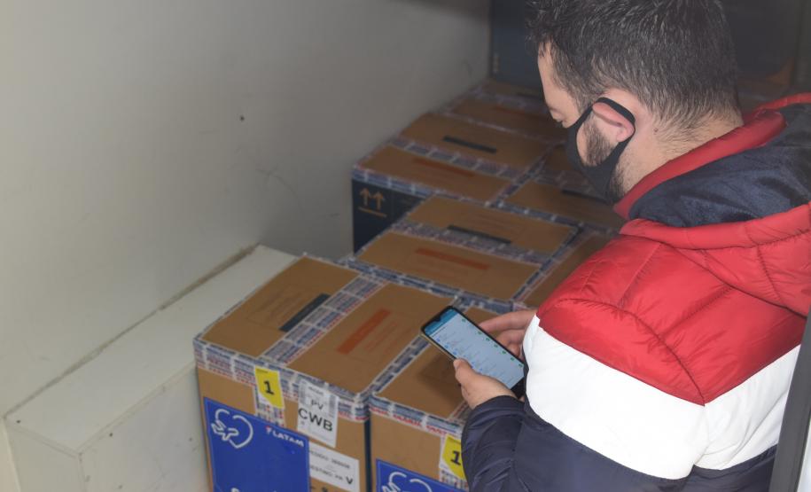 Paraná recebe 136,8 mil vacinas contra a Covid-19 e inicia distribuição de 361,7 mil imunizantes nesta sexta