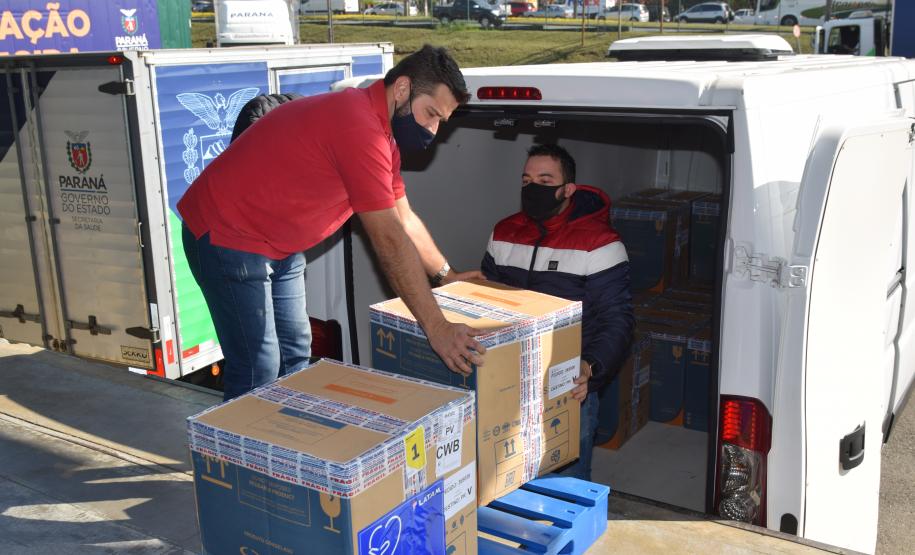 Paraná recebe 136,8 mil vacinas contra a Covid-19 e inicia distribuição de 361,7 mil imunizantes nesta sexta