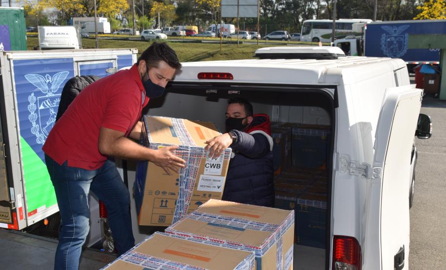Paraná recebe 136,8 mil vacinas contra a Covid-19 e inicia distribuição de 361,7 mil imunizantes nesta sexta