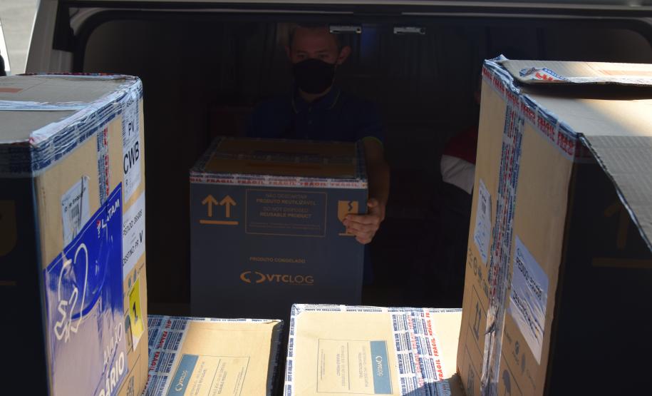 Paraná recebe 136,8 mil vacinas contra a Covid-19 e inicia distribuição de 361,7 mil imunizantes nesta sexta