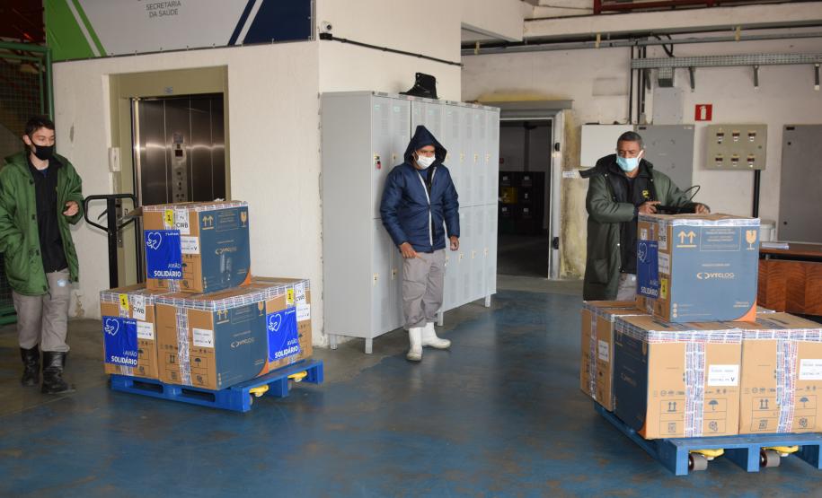 Paraná recebe 136,8 mil vacinas contra a Covid-19 e inicia distribuição de 361,7 mil imunizantes nesta sexta