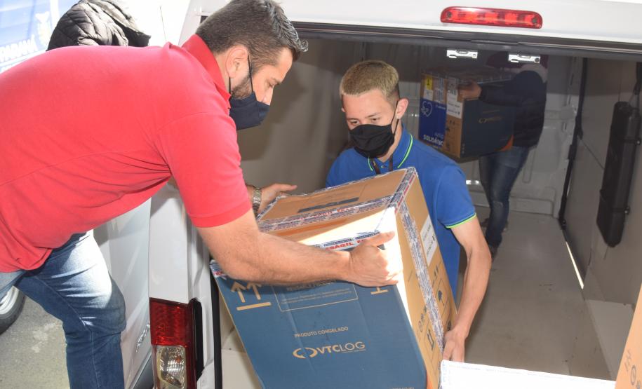 Paraná recebe 136,8 mil vacinas contra a Covid-19 e inicia distribuição de 361,7 mil imunizantes nesta sexta