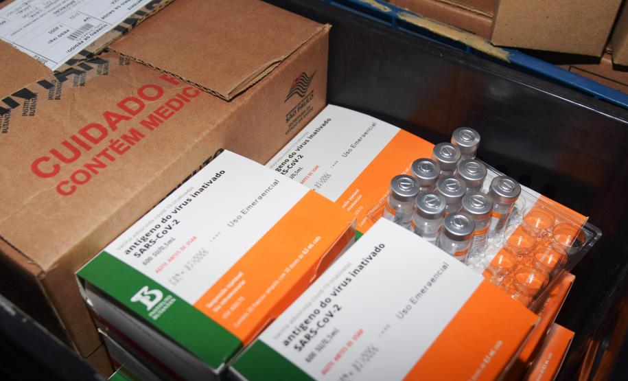 Paraná recebe 136,8 mil vacinas contra a Covid-19 e inicia distribuição de 361,7 mil imunizantes nesta sexta