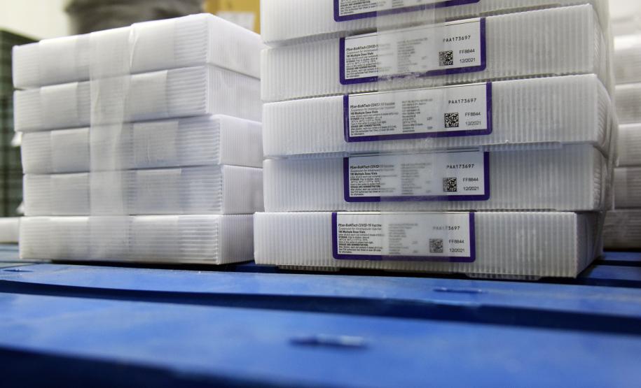 Paraná recebe 136,8 mil vacinas contra a Covid-19 e inicia distribuição de 361,7 mil imunizantes nesta sexta