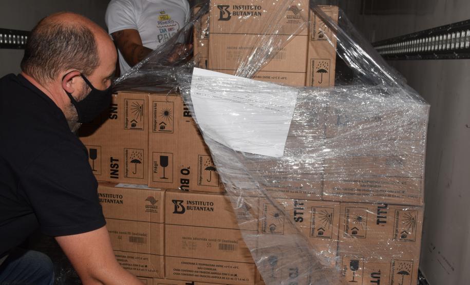 Mais 187 mil doses chegaram ao Paraná neste sábado